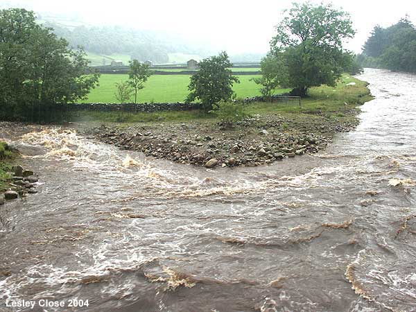 Gunnerside Beck meets the River Swale at Gunnerside Bridge &copy;Lesley Close 2004