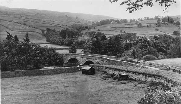 Isles Bridge postcard &copy;Frith & Co (LRW6)